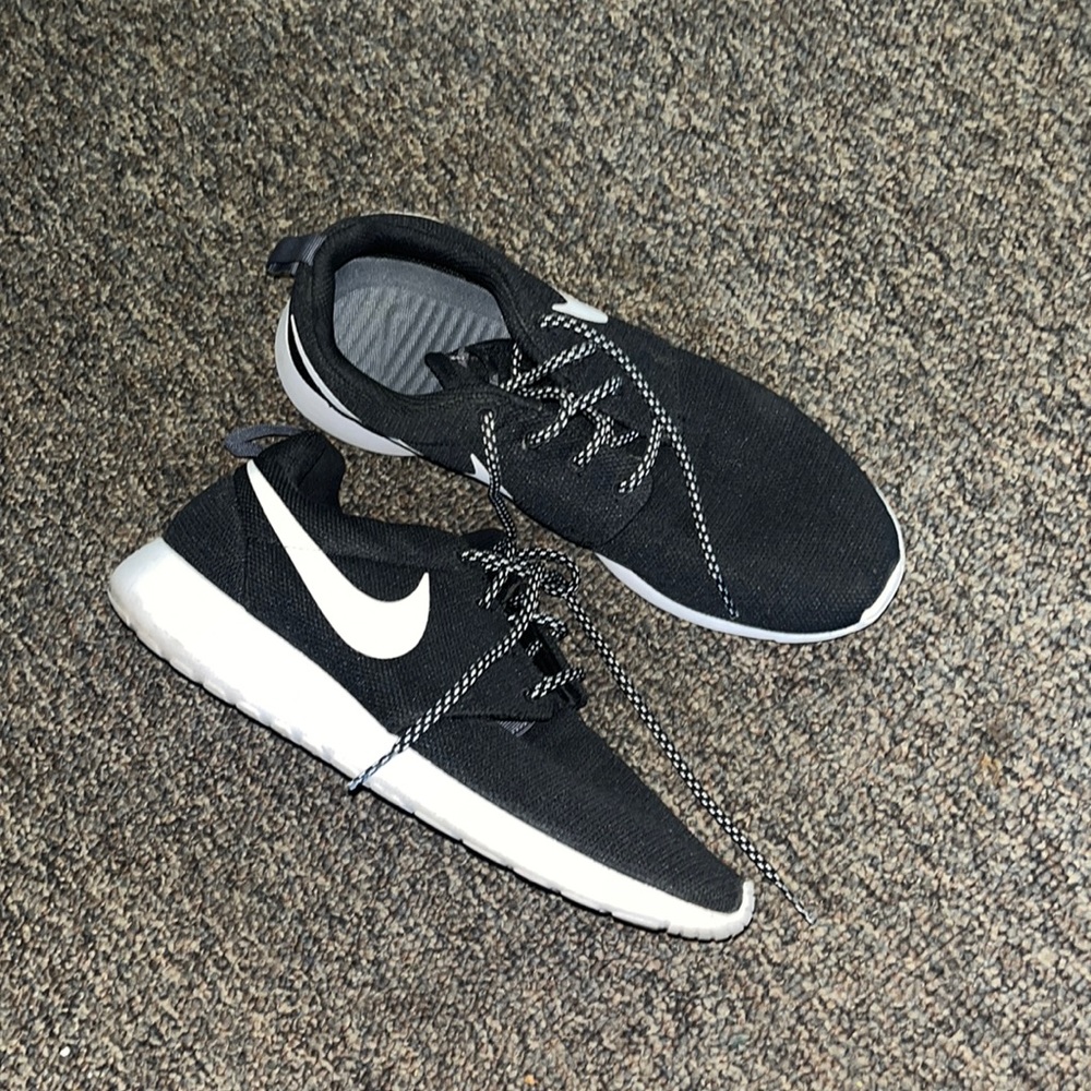 Womens Nike runners Size 10 . In excellent condition. Worn once!